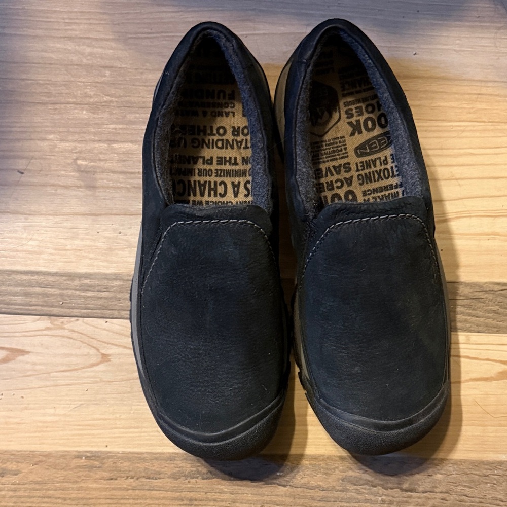 Woman’s Keens Kaci III Winter slip on shoe. Black/Steel gray size 10